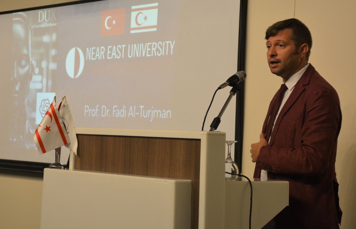 Yapay zeka tabanlı eğitmen Ai. Prof. DUX, ders başı öncesinde gerçek dünya ile tanıştı