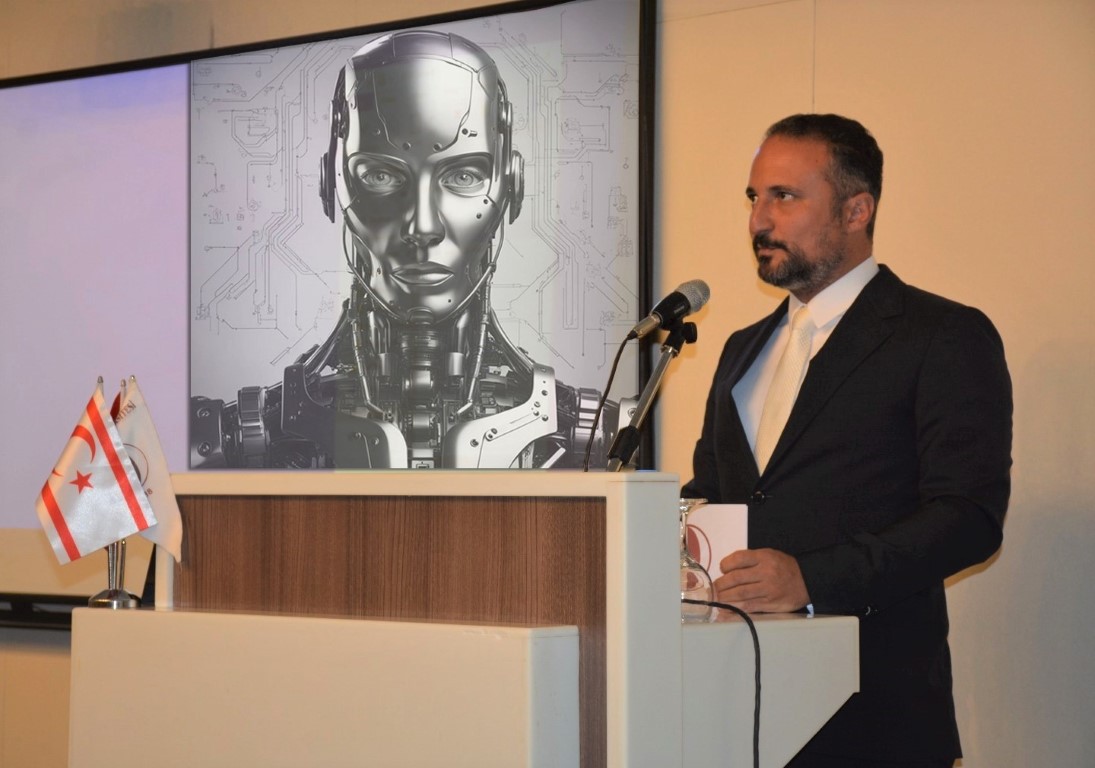 Yapay zeka tabanlı eğitmen Ai. Prof. DUX, ders başı öncesinde gerçek dünya ile tanıştı