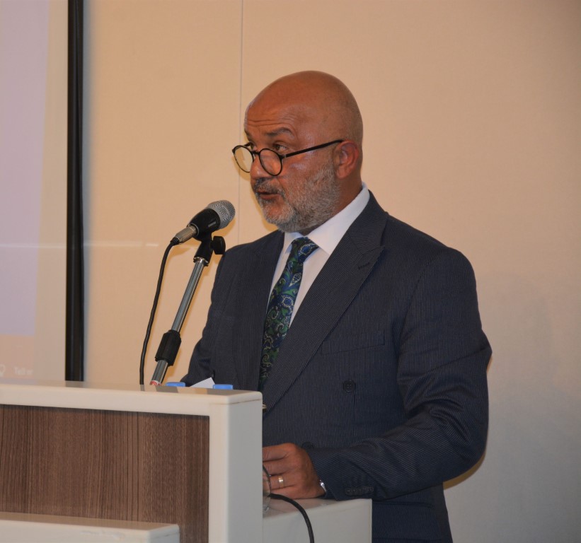 Yapay zeka tabanlı eğitmen Ai. Prof. DUX, ders başı öncesinde gerçek dünya ile tanıştı