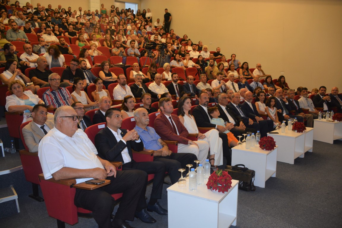 Yapay zeka tabanlı eğitmen Ai. Prof. DUX, ders başı öncesinde gerçek dünya ile tanıştı