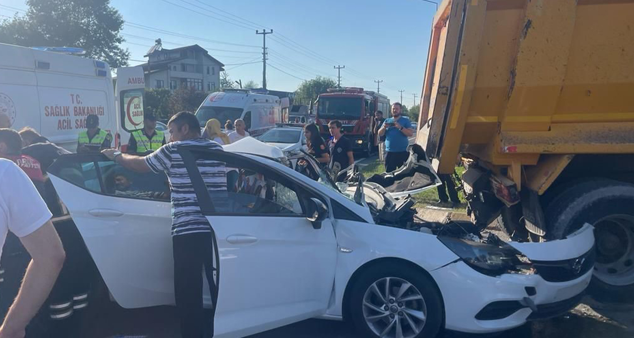 Otomobil hafriyat kamyonuna saplandı: 6 yaralı