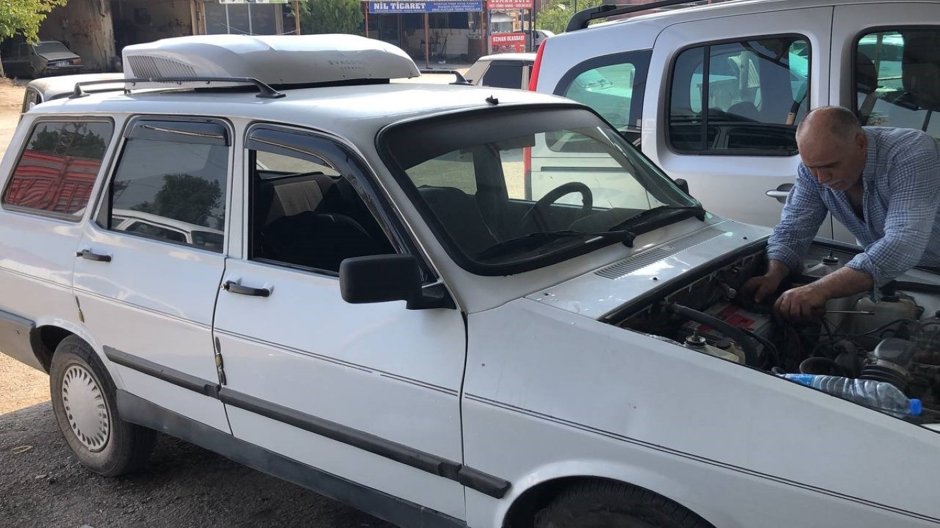 Rekor kıran sıcaklara dayanamadı, 26 yıllık aracına klima taktırdı