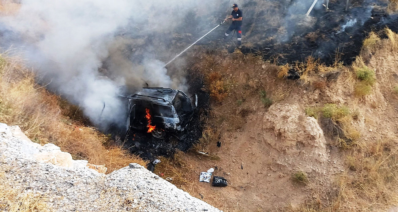 Kütahya-Afyonkarahisar yolunda kaza yapan araç alev aldı: 2 yaralı