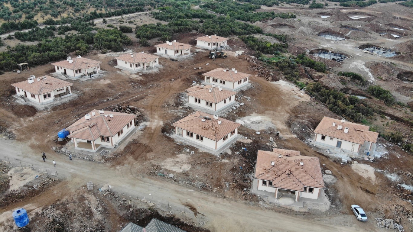 Enkaz kentin görünümüyle cezbeden köy evleri, depremzede vatandaşları heyecanlandırıyor