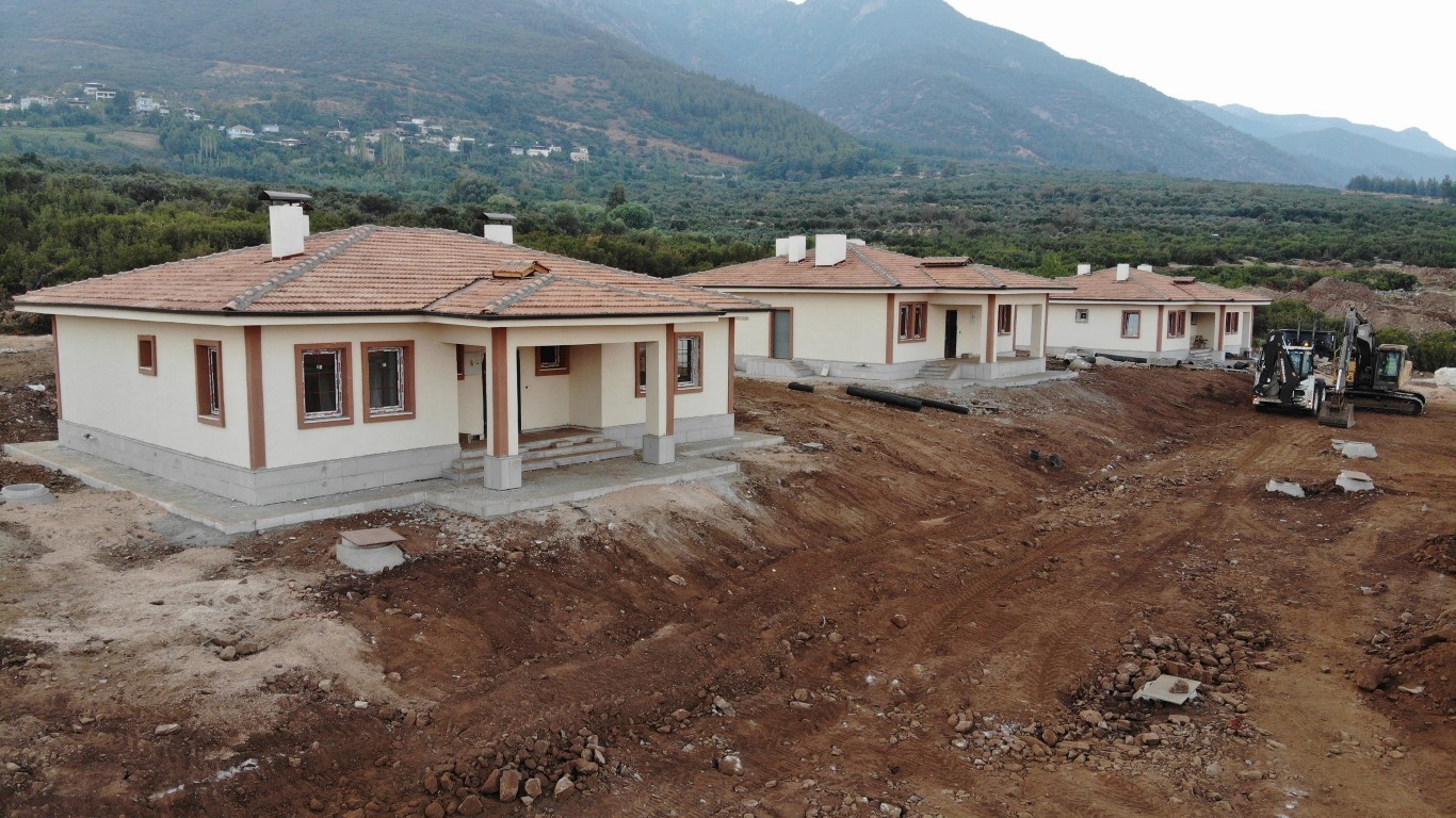 Enkaz kentin görünümüyle cezbeden köy evleri, depremzede vatandaşları heyecanlandırıyor