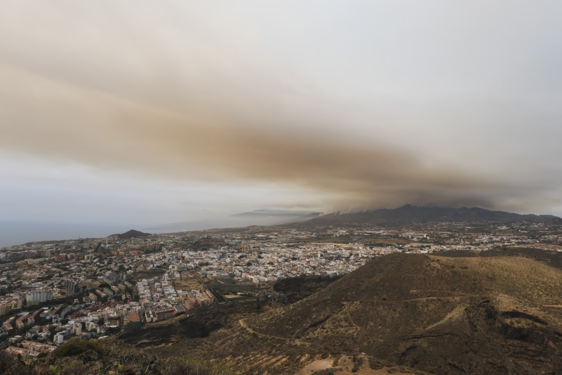 İspanya'nın Tenerife Adası alev alev: 3 bin 273 hektarlık alan küle döndü