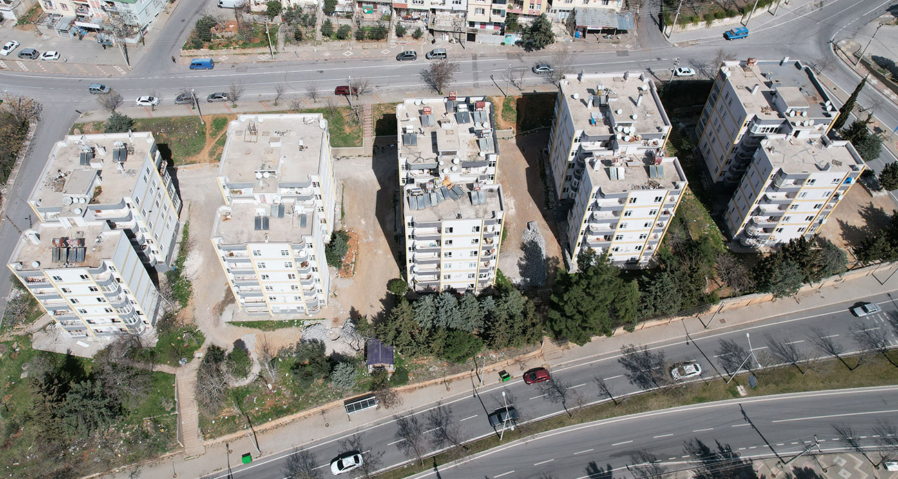 Kahramanmaraş’ta ağır hasarlı binaların yıkımı sürüyor