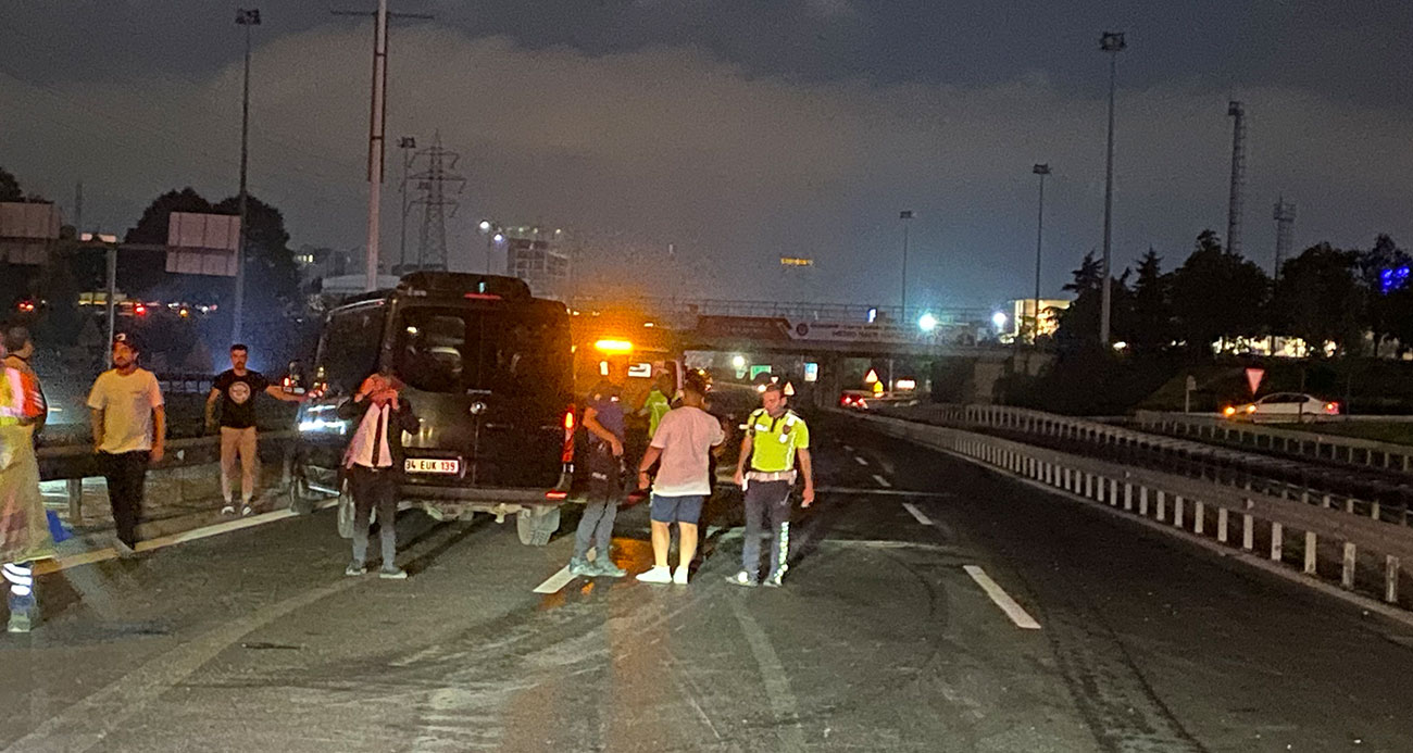 Kaza yaptıktan sonra aracından inen sürücüye minibüs çarptı: 1 ağır yaralı