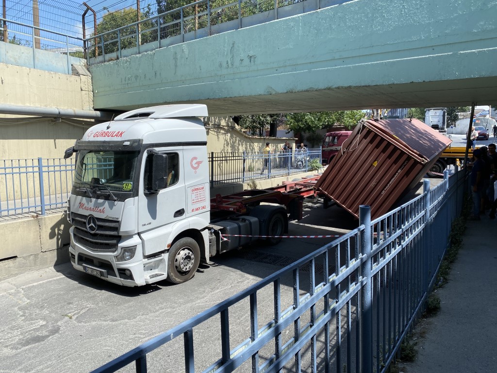 ‘Dikkat Düşük Köprü’ tabelasını görmeyen tır sürücüsü alt geçide çarptı