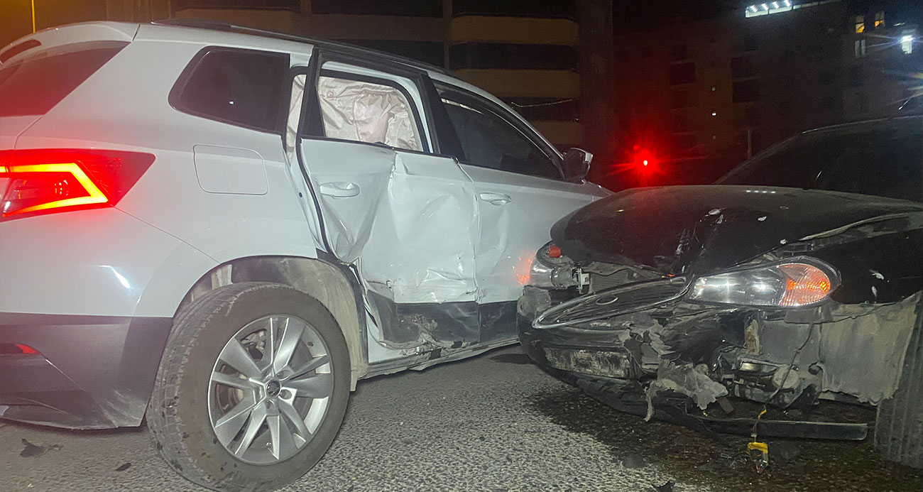 Uşak’ta iki otomobil kavşakta çarpıştı: 5 yaralı