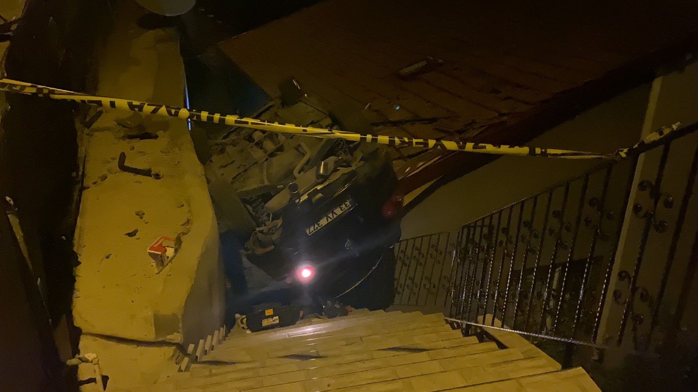 Silahlı saldırıya uğradı, kaçmaya çalışırken aracıyla evin çatısına uçtu