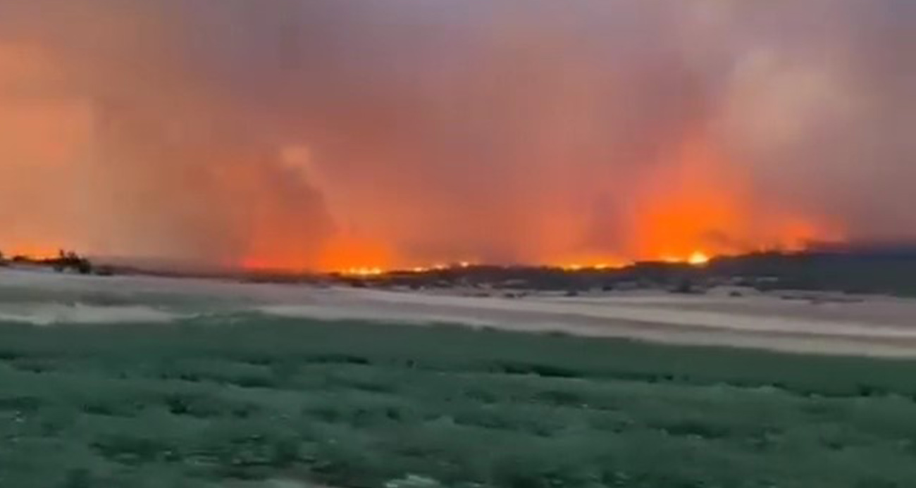 Komşudaki yangın rüzgarın etkisiyle yayılmaya devam ediyor