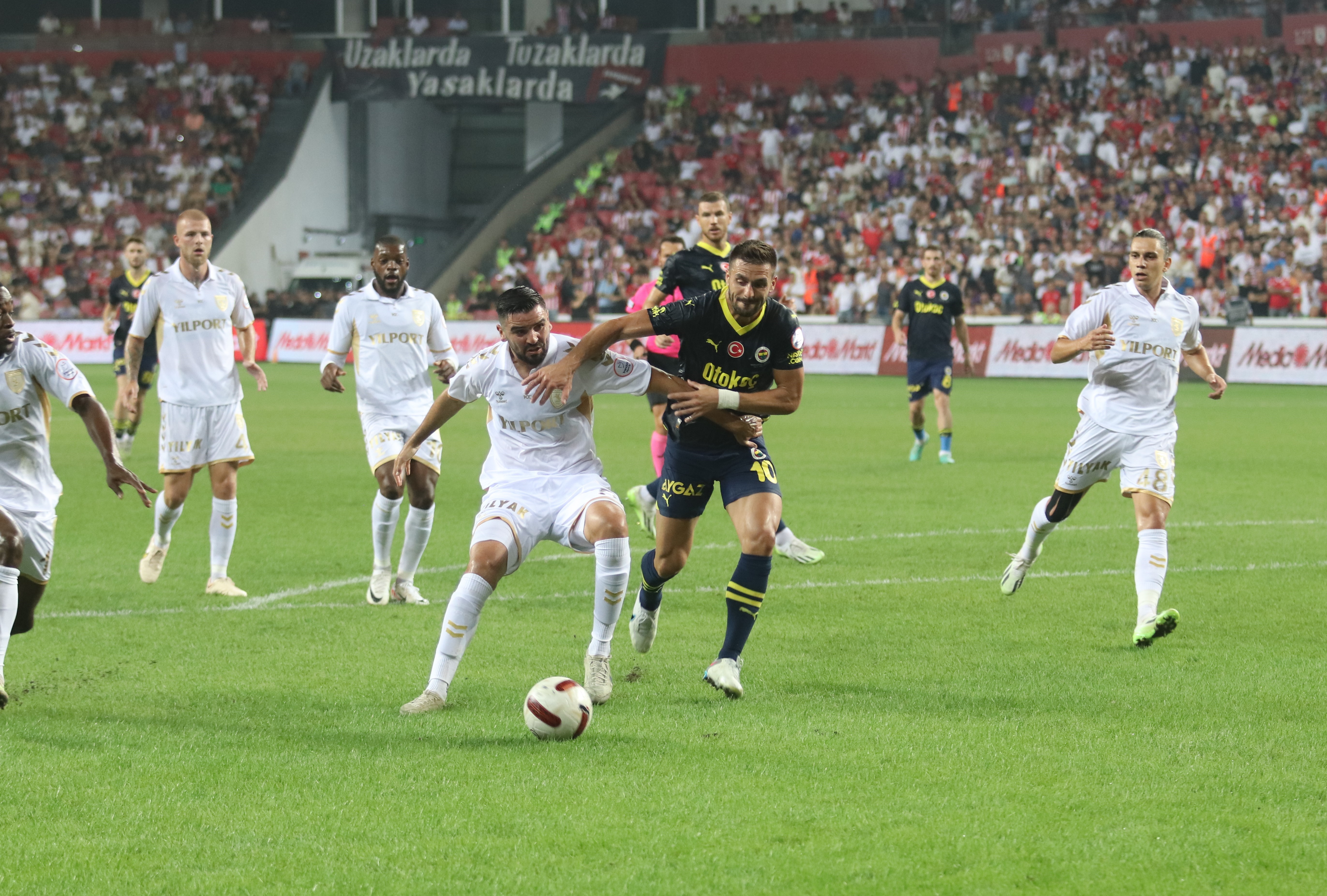 Fenerbahçe, Samsun'da liderliğe yükseldi