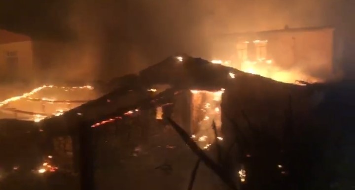 Çanakkale’de yangın evlere ulaştı, evler alev alev yanıyor