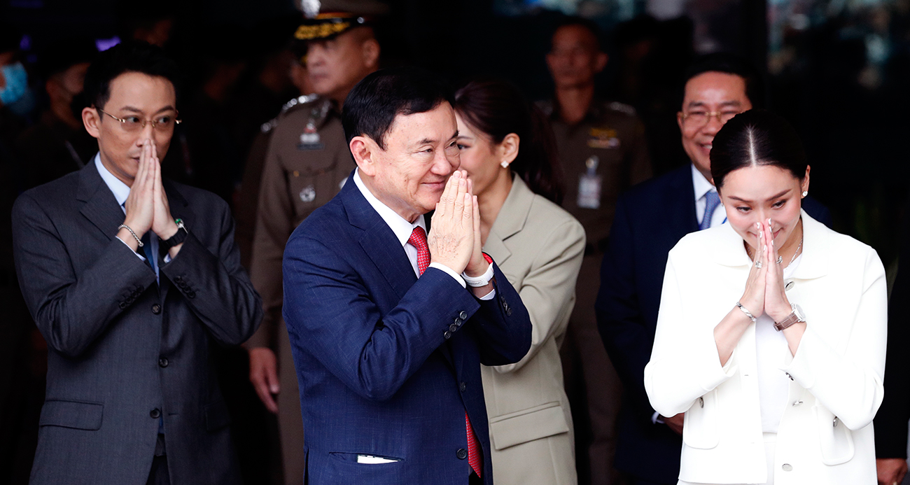 Tayland&#039;da 15 yıl sonra ülkesine dönen eski başbakan Thaksin, karakola götürüldü