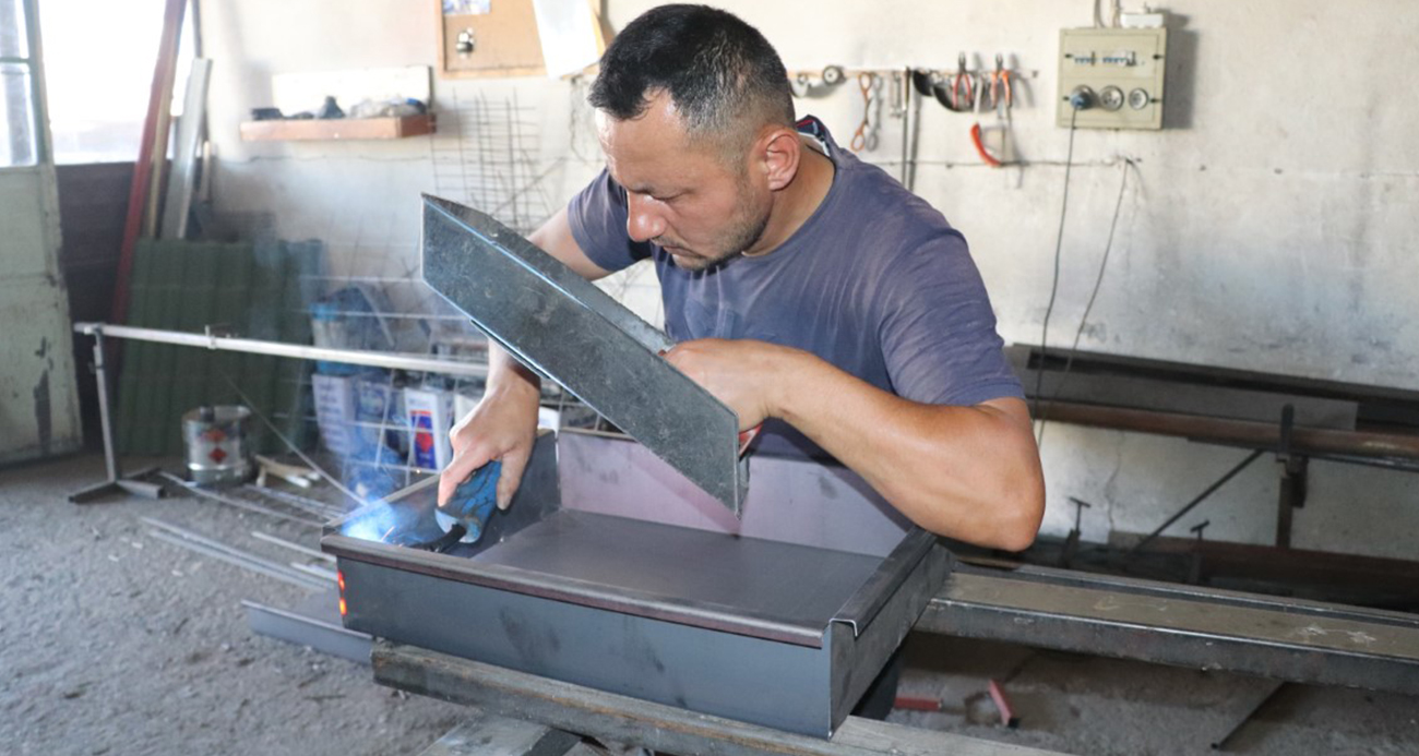 İnternette video izlerken aklına geldi, hurdaları maddi kazanca dönüştürdü