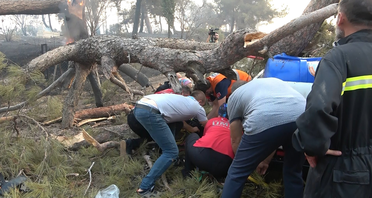 Çanakkale yangınında faciadan dönüldü...Kurtarma ekibinin üzerine ağaç devrildi
