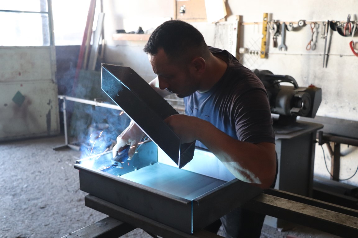 İnternette video izlerken aklına geldi, hurdaları maddi kazanca dönüştürdü