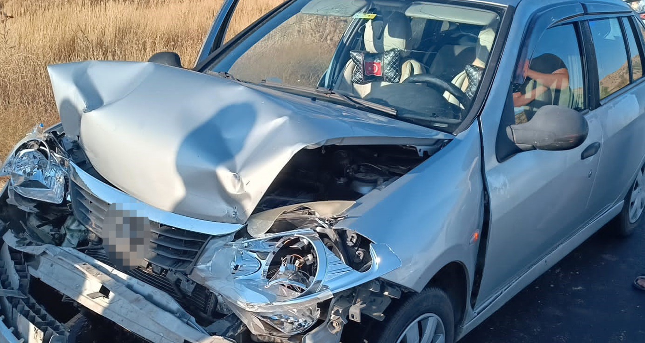 Mardin’de otomobil minibüse çarptı: 4 yaralı