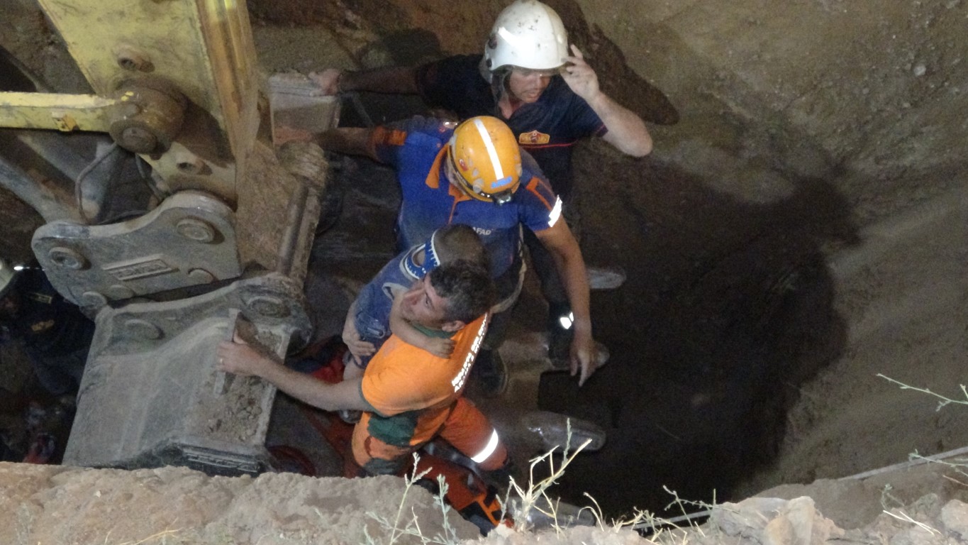 Sondaj kuyusuna düşen çocuk 5 saatlik çalışma ile kurtarıldı