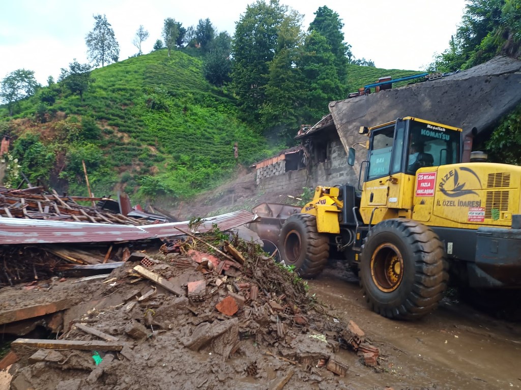 Rize’de şiddetli yağış sonrası heyelan: 8 ev tedbir amaçlı boşaltıldı