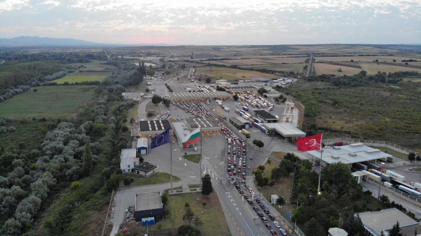 Gurbetçiler kilometrelerce kuyruk oluşturdu