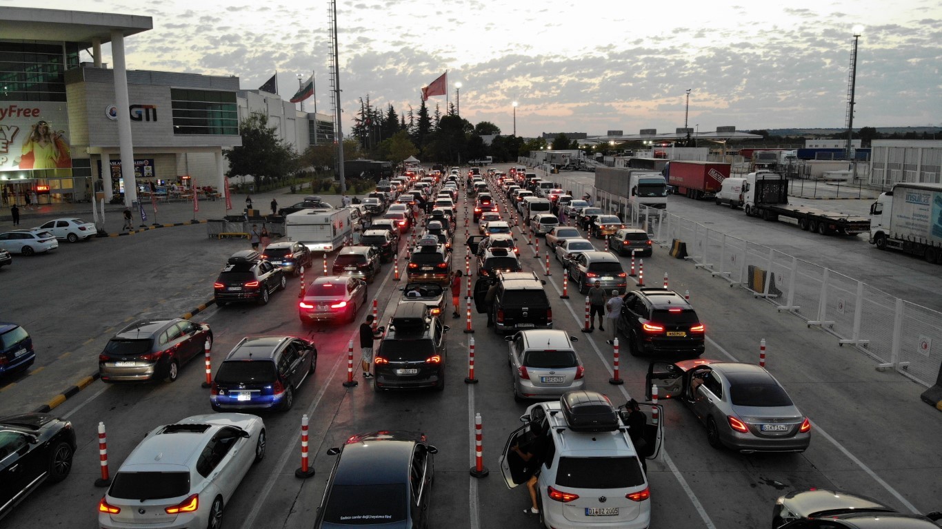 Gurbetçiler kilometrelerce kuyruk oluşturdu