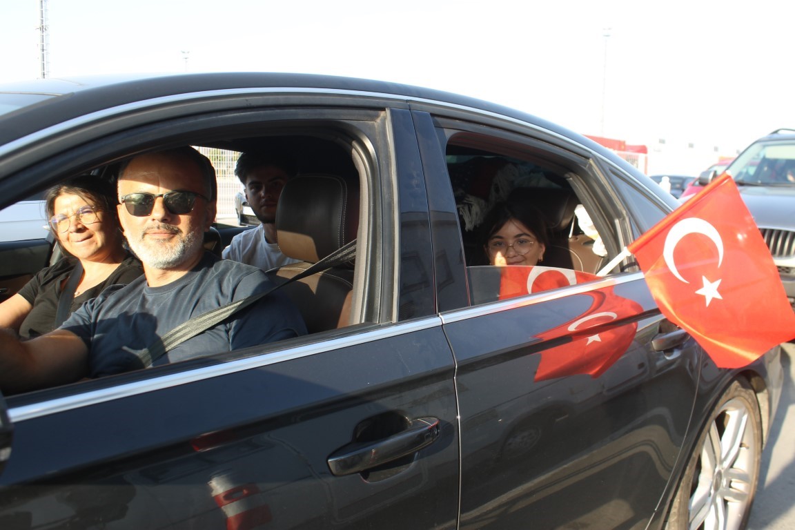 Gurbetçiler kilometrelerce kuyruk oluşturdu