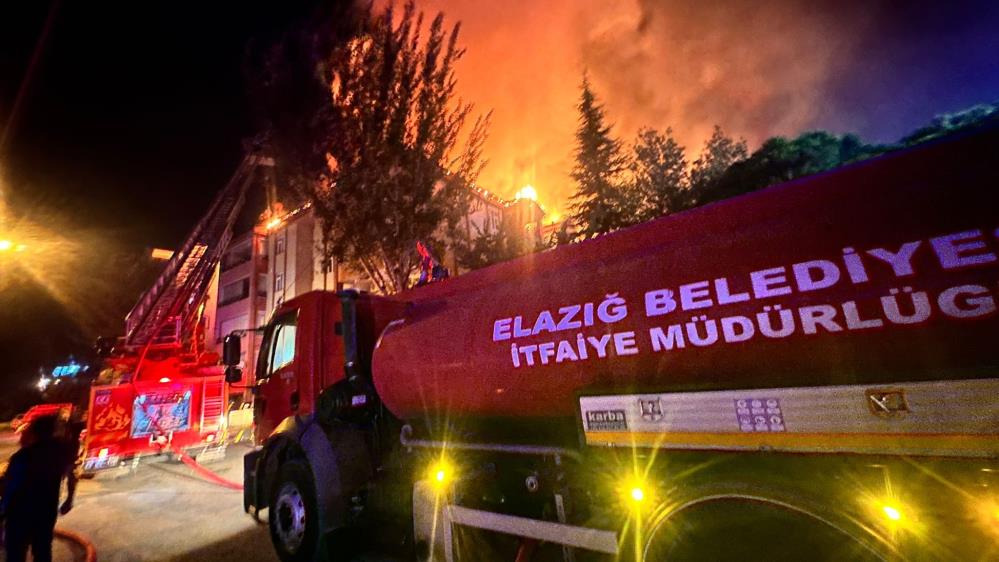 Elazığ’da çatı yangını, alevler gökyüzünü kapladı