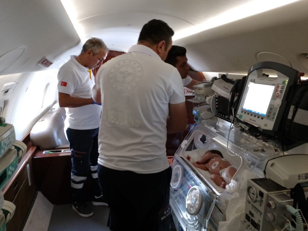 Uçak ambulans, bu sefer 13 günlük bir bebek ve iki genç hasta için havalandı