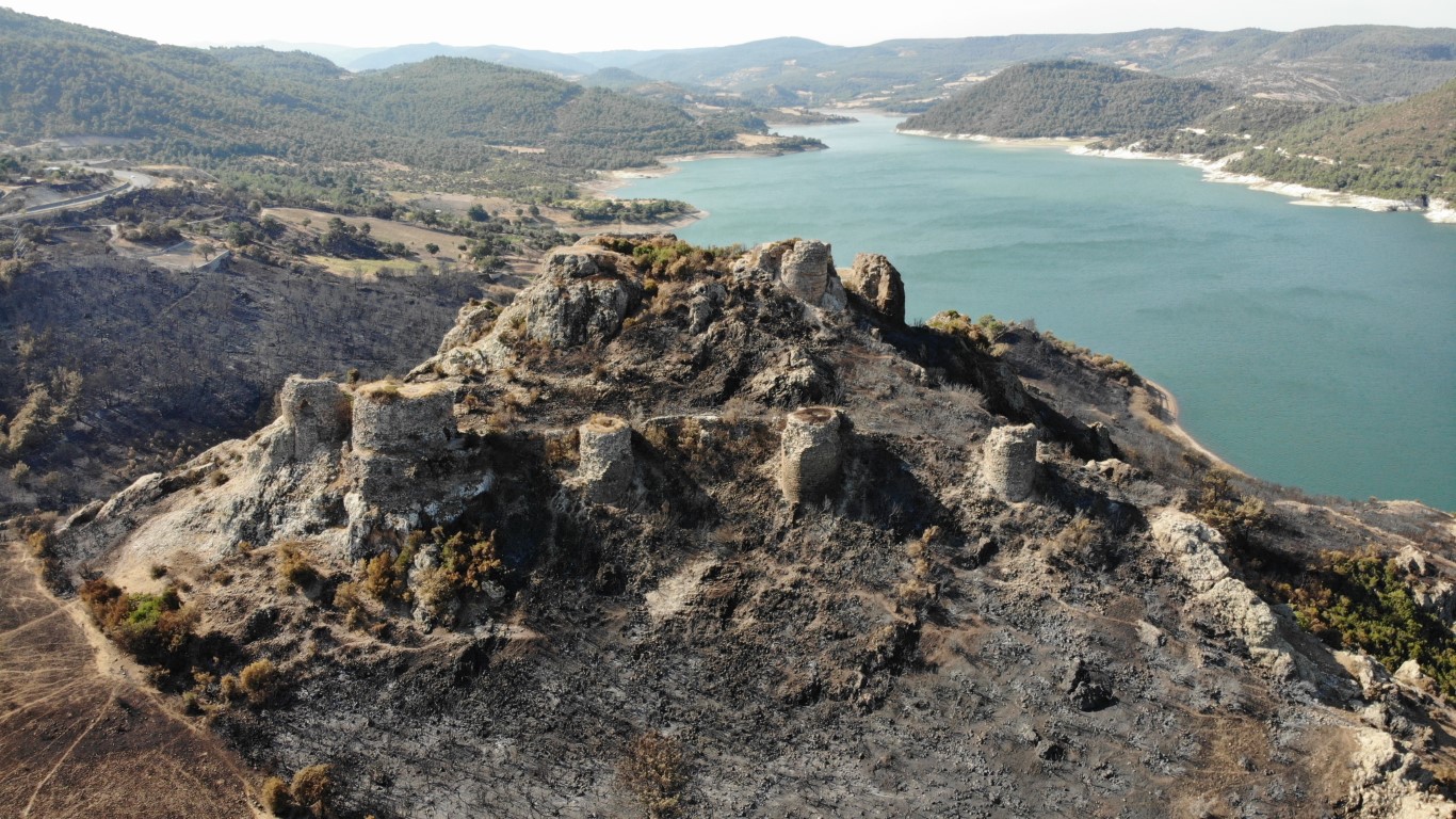 Çanakkale’de 2 bin 500 yıllık tarihi kale de alevlerden etkilendi