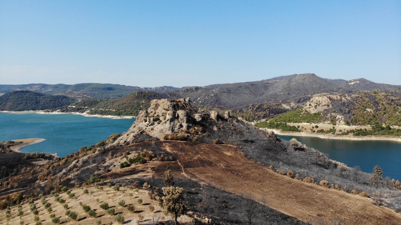 Çanakkale’de 2 bin 500 yıllık tarihi kale de alevlerden etkilendi
