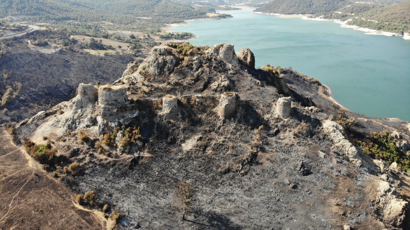 Çanakkale’de 2 bin 500 yıllık tarihi kale de alevlerden etkilendi