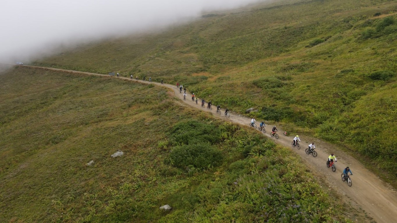 30 cesur bisikletli dünyanın en tehlikeli yolunda bisiklet sürdüler