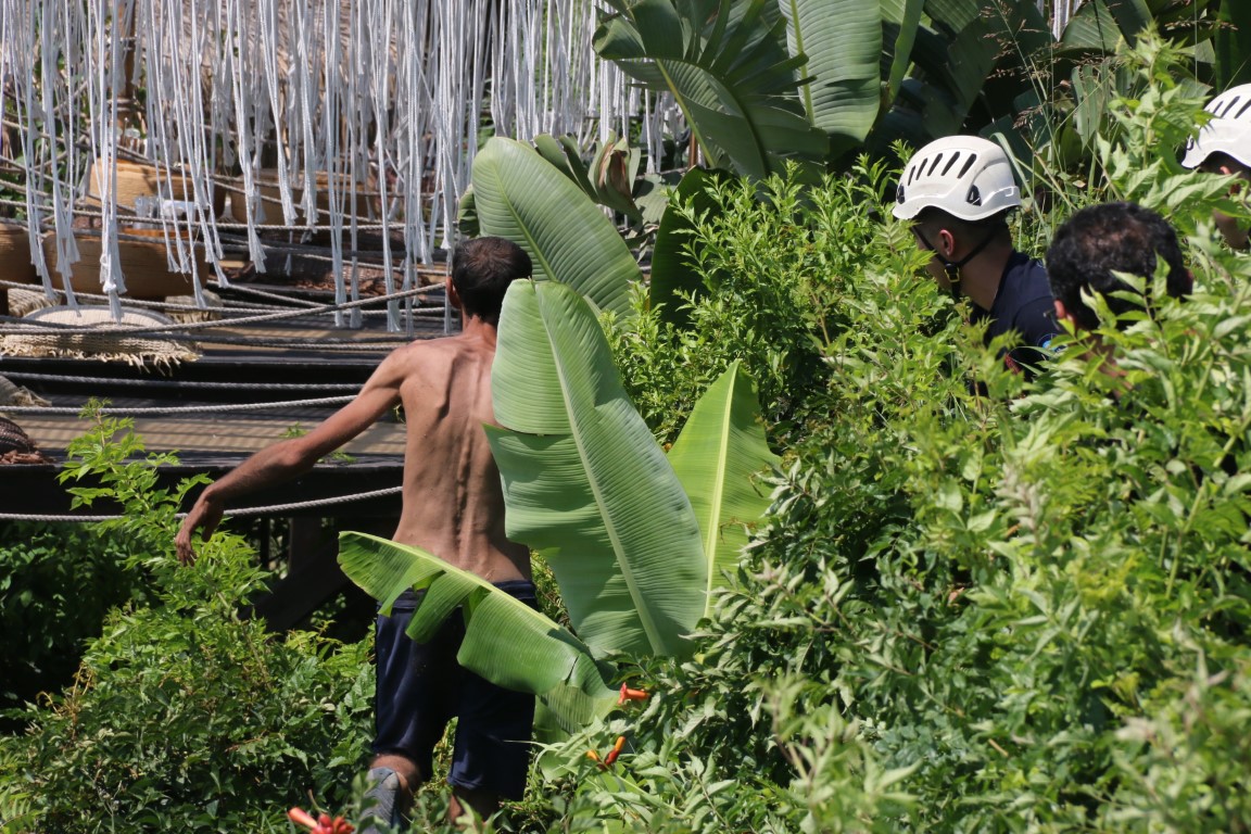 Antalya’da ‘Tarzan’ adam alarmı: Demirlere tırmandı, polislerden kaçıp şemsiyenin üzerine çıktı