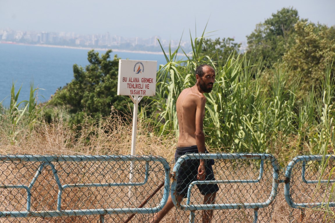 Antalya’da ‘Tarzan’ adam alarmı: Demirlere tırmandı, polislerden kaçıp şemsiyenin üzerine çıktı
