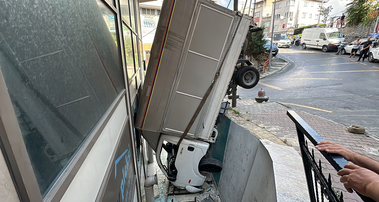 İstanbul’da pedalı takılan kamyonet ortalığı savaş alanına çevirdi
