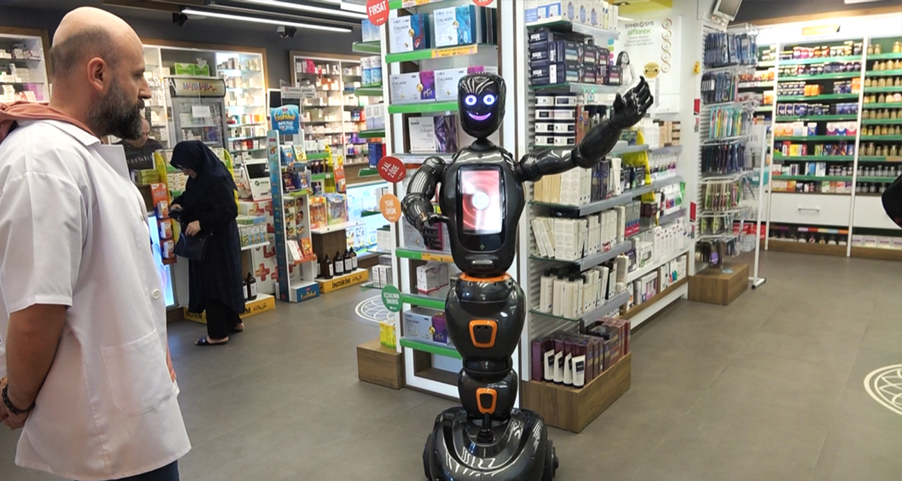 Türkiye’nin ilk yapay zekalı eczane teknisyeni robotu iş başı yaptı