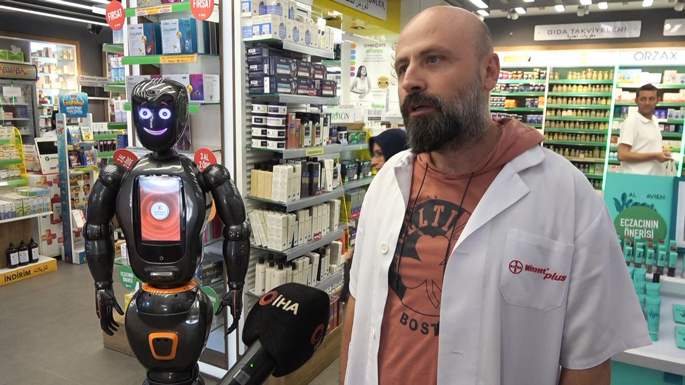 Türkiye’nin ilk yapay zekalı eczane teknisyeni robotu iş başı yaptı