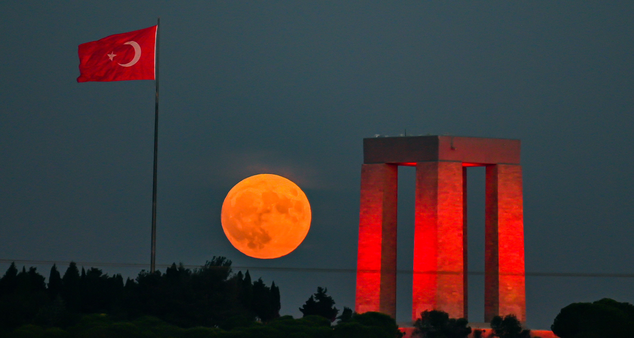 ‘Süper Mavi Ay’ geceyi aydınlattı