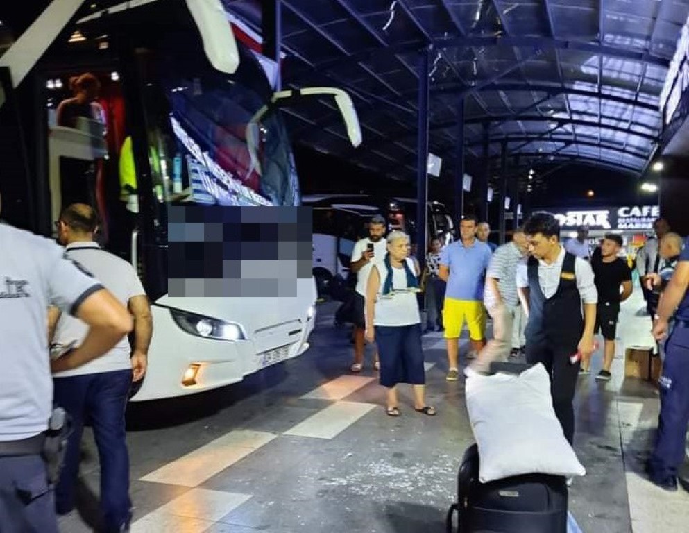 Otobüs terminalinde dehşete düşüren görüntü: Aniden hareket eden otobüs 2 çocuğu böyle altına aldı