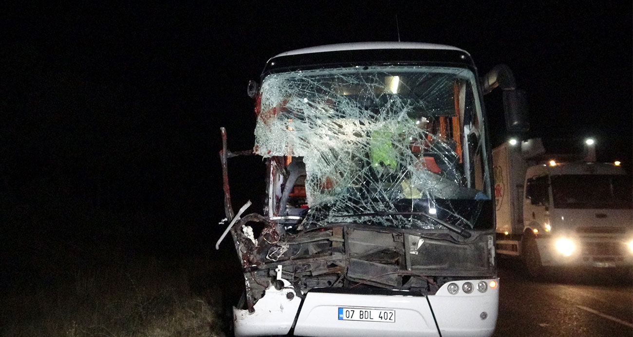 Yolcu otobüsü tıra arkadan çarptı: 1’i ağır 15 yaralı