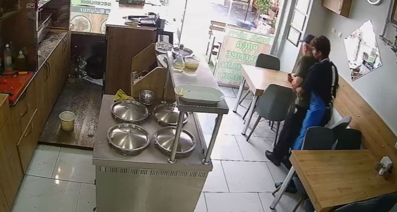 Soluk borusuna yemek kaçan müşterisini Heimlich ile kurtardı