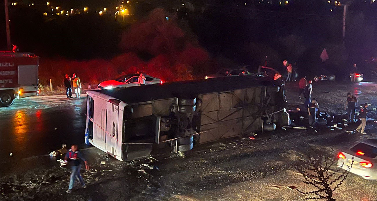 Denizli’de otobüs, minibüs ve çok sayıda araç zincirleme kazaya karıştı: 3 ölü, 50 yaralı