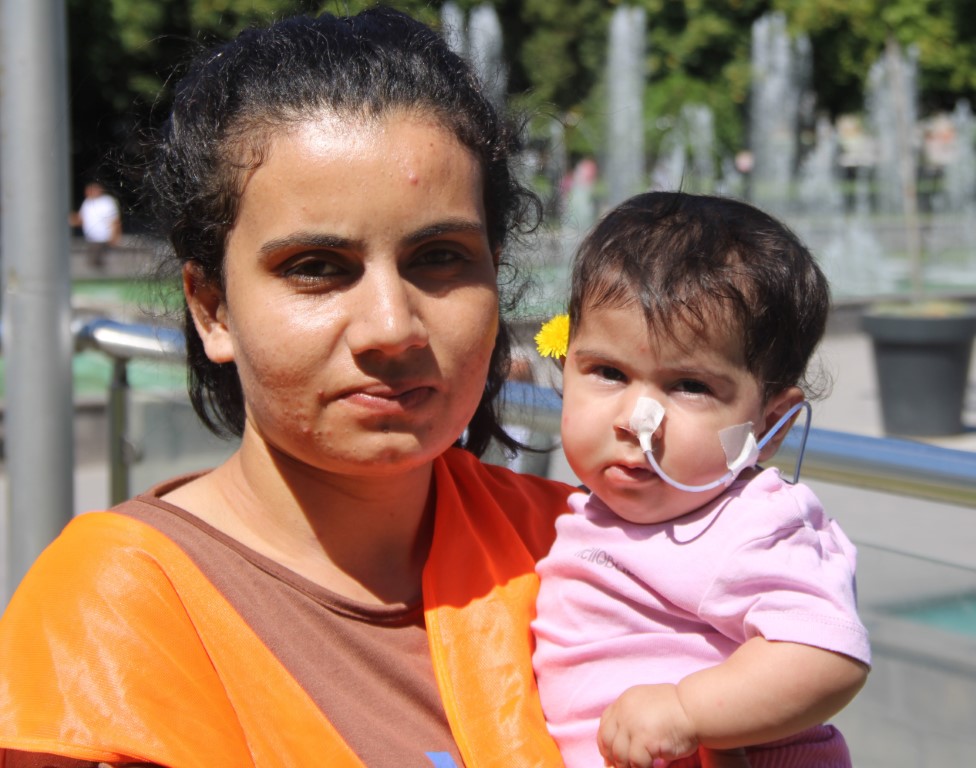 İkizi depremde hayatını kaybeden Aybüke bebeğin yaşam mücadelesi