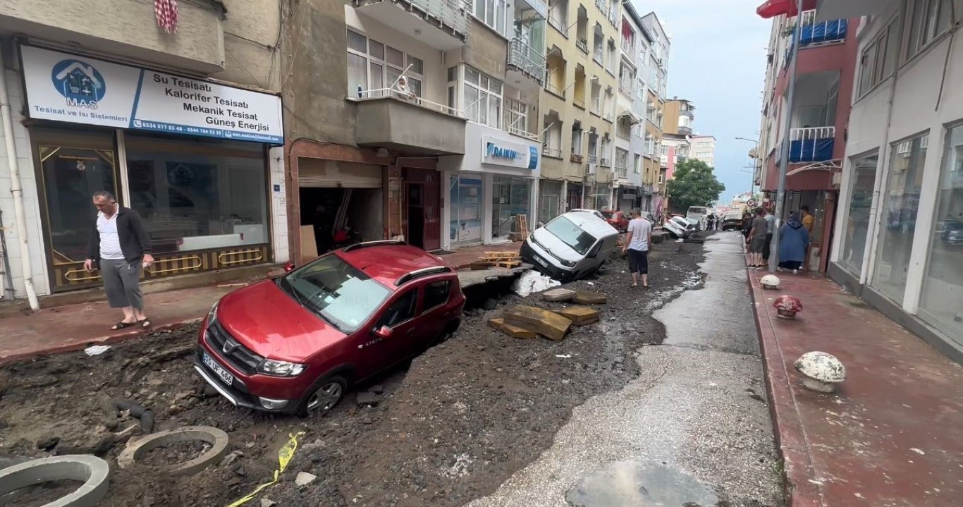 Samsun’da sel afeti: Cadde yarıldı, araçlar yolun içinde mahsur kaldı