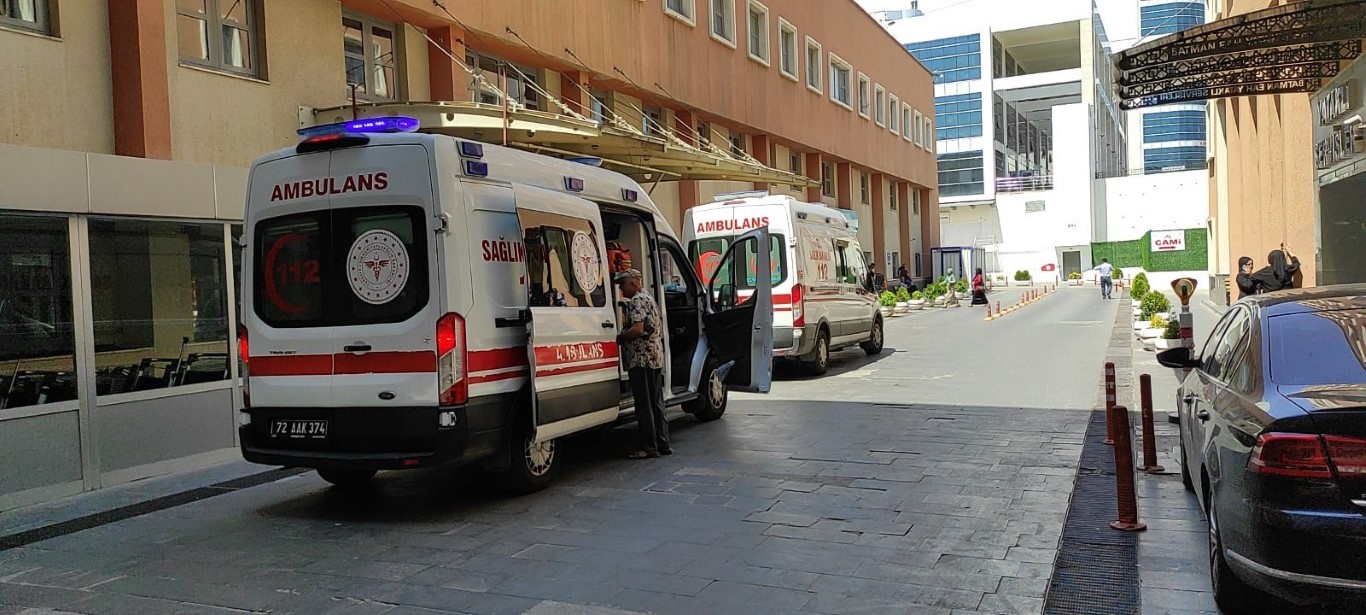 El freni çekilmeyen iş makinasının altında kaldı!