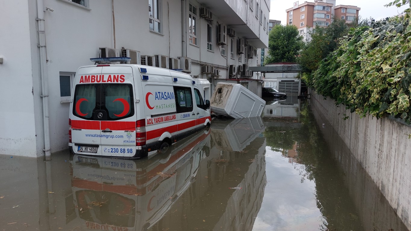 Hastanenin acil servisini sel suyu bastı