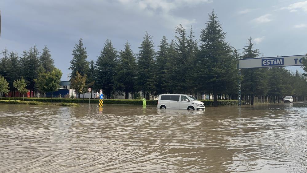 Altyapı sıkıntısı olan bölgede 30 dakikalık yağmurun faturası vatandaşa ağır oldu