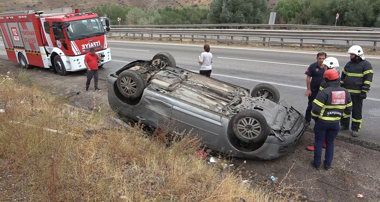Yağmur sebebiyle kayganlaşan yolda otomobil takla attı: 3 yaralı